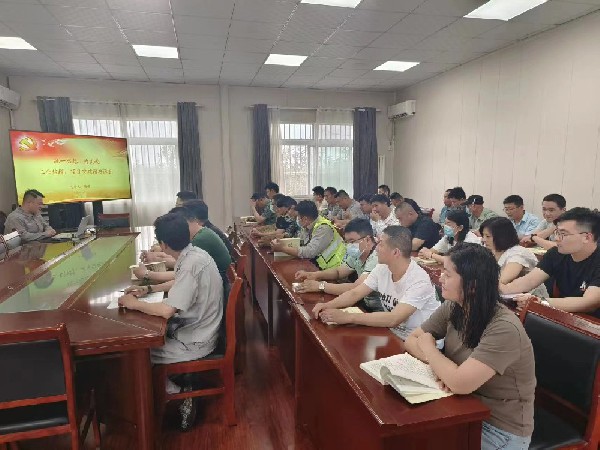 【理論宣講】鑫巖石料開展“統(tǒng)一思想，為實(shí)現(xiàn)工業(yè)倍增、項(xiàng)目突破增磚添瓦”宣講活動(dòng)