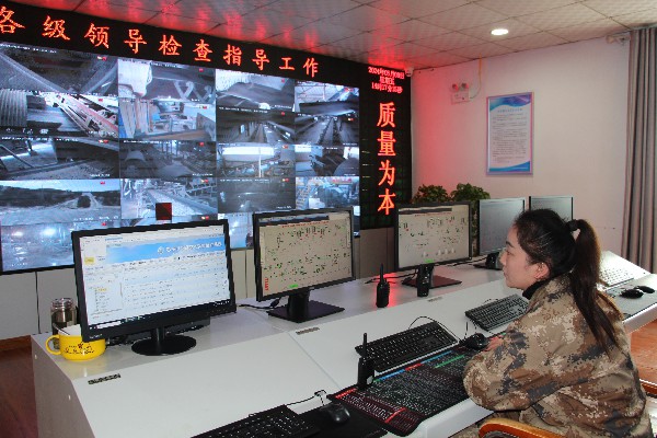 鑫巖女職工：堅(jiān)守崗位顯巾幗，篤行奉獻(xiàn)綻芳華