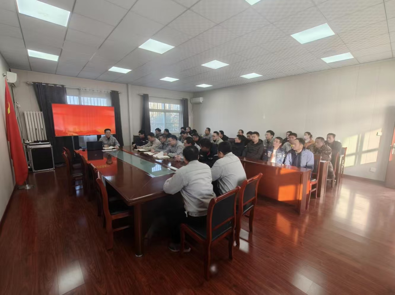 【理論宣講】鑫巖公司開展“做新時(shí)代合格黨員，為黨旗增光添彩”主題宣講活動(dòng)
