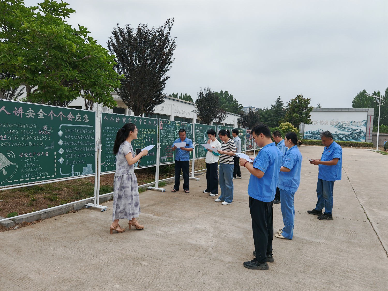 魯機公司開展安全生產(chǎn)月主題黑板報評比活動