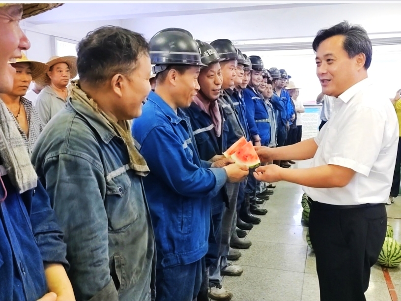 集團(tuán)開(kāi)展“心系職工 夏送清涼” 慰問(wèn)活動(dòng)