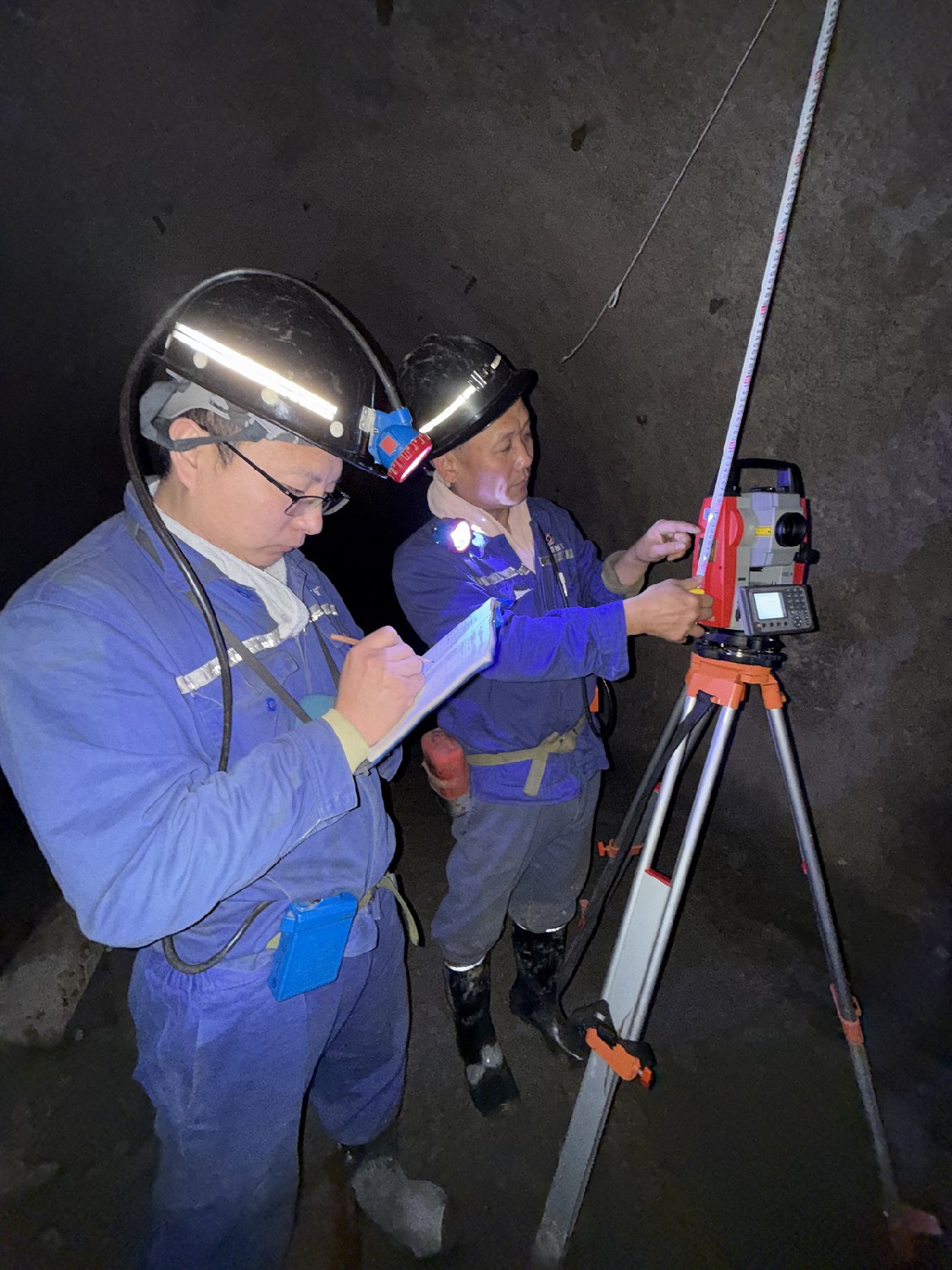 級索煤礦測量班全站儀實現(xiàn)調向巷道極致精準貫通